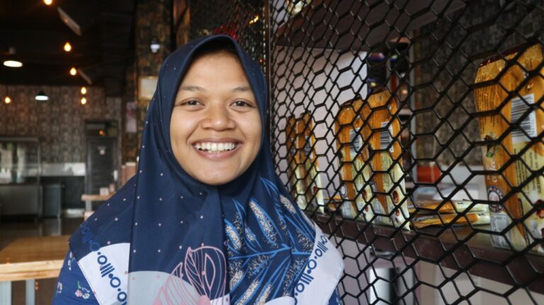 Khalida Zia: Rekam Jejak Sukses Kepemimpinan Perempuan di The Leader