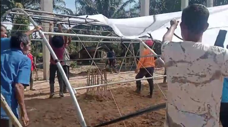 Ramadan di Bawah Tenda Biru