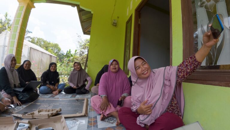 Tiga Serangkai Perempuan Milenial dalam Memori Bencana dan Penggunaan Internet di Desa